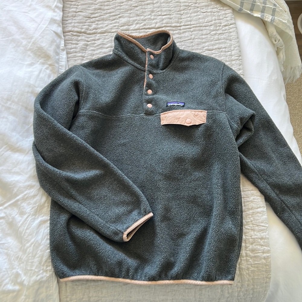 Patagonia Synchilla Snap Fleece. gray and light pink. Size small
